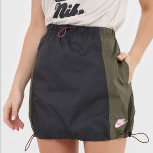 NWT Nike Sportswear Icon Clash Women's Woven Skirt - Size Medium